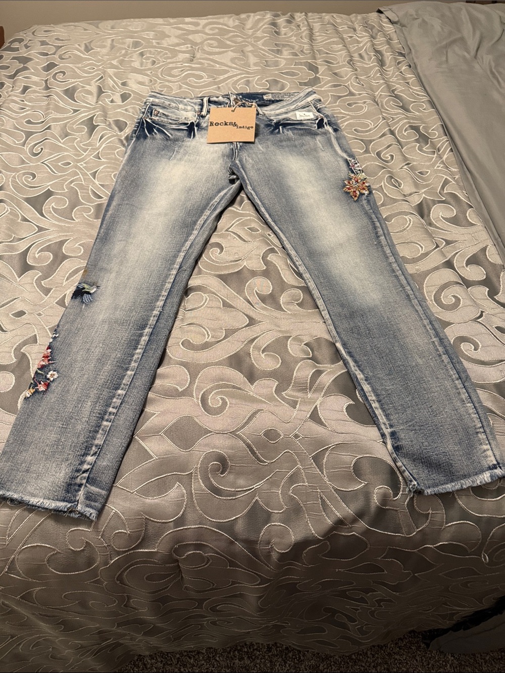 Rock & Republic Light Blue Embroidered Cropped Jeans